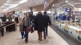 Klienci przyjechali do Centrum Handlowego M1 w Czeladzi na zakupy. To pierwszy weekend po otwarciu galerii handlowych
