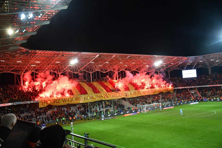 Wyjątkową oprawę zaprezentowali kibice z Młyna na meczu Korona Kielce - Legia Warszawa na Suzuki Arenie. Były race i fajerwerki