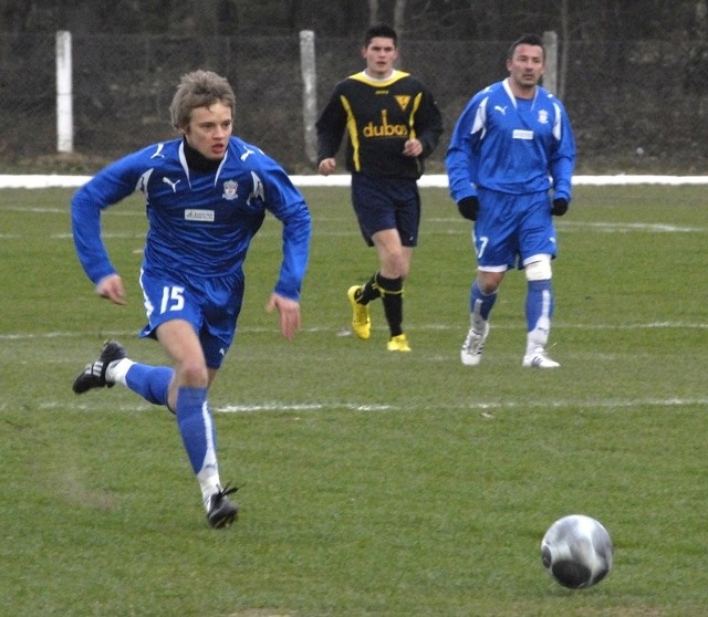 Tomasz Wólczyński (niebieski strój) zdobył honorowego gola dla Pomorza. Fot. Krzysztof Tomasik