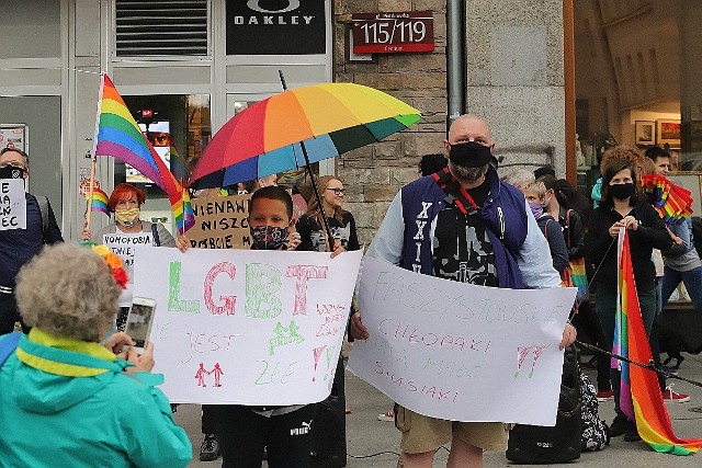 Działacze LGBT zostali wyproszeni z pizzerii Forno Nero w Łodzi, bo mieli ze sobą tęczową flagą. Pizzeria przeprasza za swojego pracownika.Czytaj więcej na następnej stronie, zobacz zdjęcia