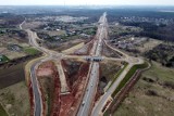 Budowa S1 w Dąbrowie Górniczej. Coraz więcej nowych dróg, mostów, wiaduktów. Kładki dla pieszych są już otwarte 