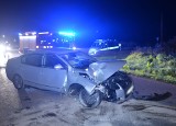 Wypadek w Buszkowicach. Kierujący volkswagenem passatem uderzył w przystanek autobusowy [ZDJĘCIA]