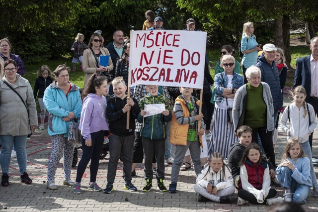 Mieszkańcy Mścic przyszli z transparentami: "Dzieci nie oddamy, weźcie wójta", "Nasze dzieci nie na sprzedaż", "Placówki oświatowe nie dla Koszalina", "Mścice nie do Koszalina".