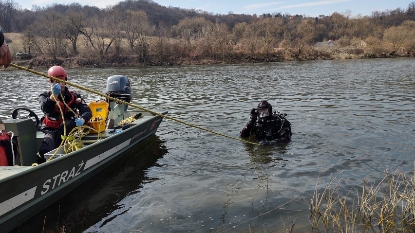 Tak 20 marca dno Dunajca przeczesywała ekipa nurków z KM PSP...