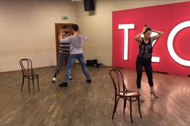 Rafał Maserak, Robert Kochanek i Julia Pogrebińska na treningu przed półfinałem "Dancing With The Stars" (fot. Polsat)