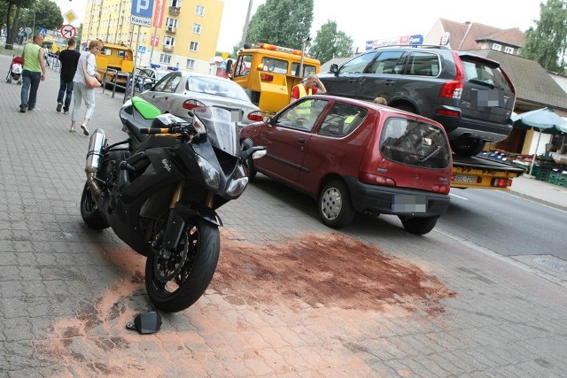 Kierowca volvo szukał miejsca parkingowego na wysokości banku. W trakcie zmiany pas z prawego na lewy, jadący za nim motocykl zaczął go wyprzedzać i wpadł na samochód osobowy.