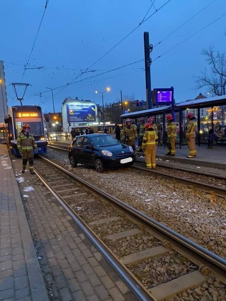 Samochód na torach tramwajowych w Bydgoszczy. Niebezpieczne zdarzenie na przystanku