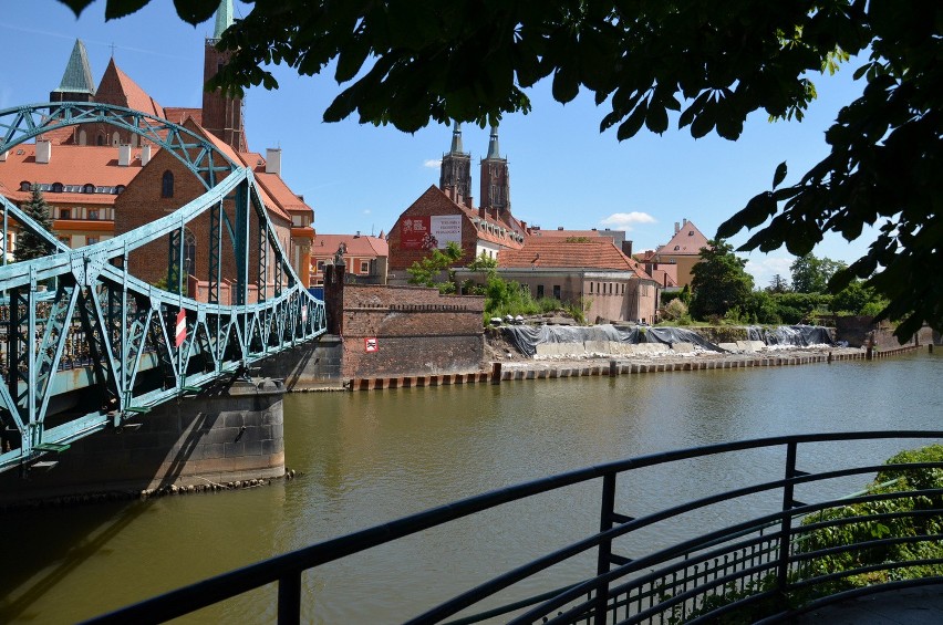 Znika mur między Odrą a Ostrowem Tumskim. Będzie promenada? (ZDJĘCIA)