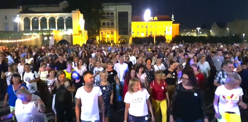 Rekord w tańcu Jerusalema należy do Wrocławia! Na placu Wolności zatańczyło 850 osób [ZOBACZCIE FILM]