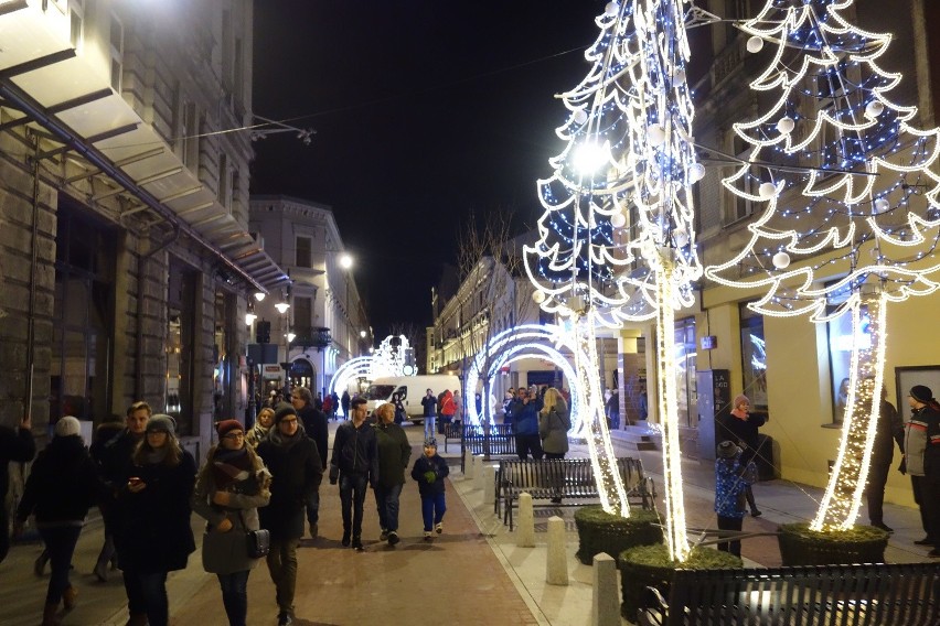 Zabłysnęła świąteczna iluminacja ulicy Piotrkowskiej [ZDJĘCIA]
