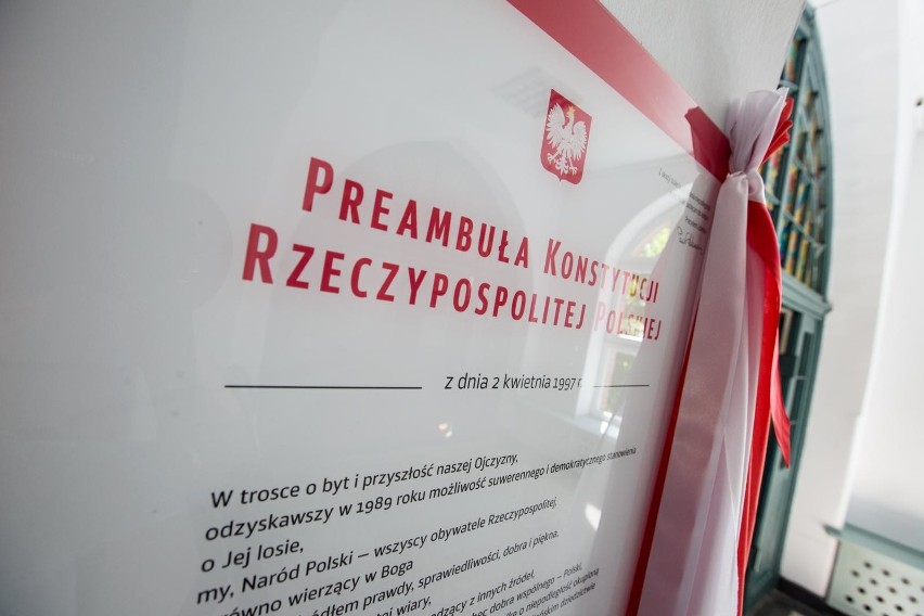Prezydent Gdańska wiesza preambułę Konstytucji w szkołach....