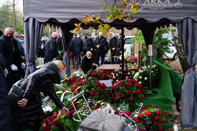 Na cmentarzu na Junikowie odbył się pogrzeb Andrzeja Bręczewskiego, prezesa spółki Modertrans Poznań. Żegnała go rodzina, przyjaciele i współpracownicy. Mężczyzna zmarł w poniedziałek na COVID-19. Był założycielem i współtwórcą Modertransu Poznań i spółki MPK Poznań. Zdjęcia --->