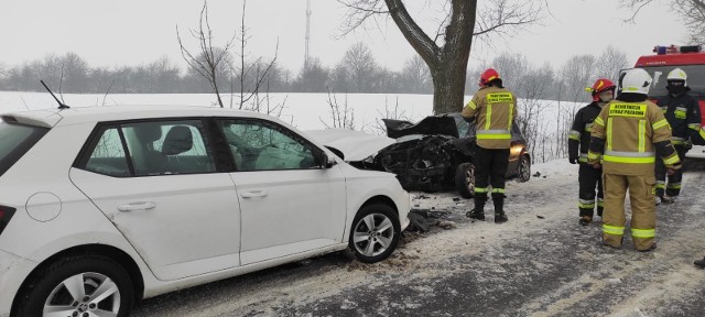 Wypadek w Lisewie - kierowcy obu aut trafili do szpitala