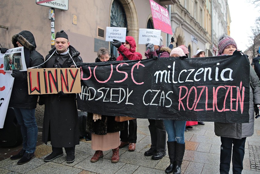 Kraków. Protestowali przeciwko pedofilii w kościele [ZDJĘCIA]