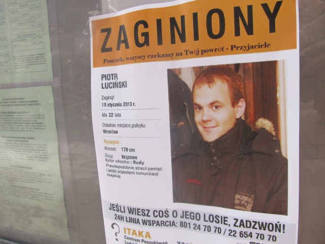 W całym mieście wiszą plakaty z wizerunkiem zaginionego Piotra