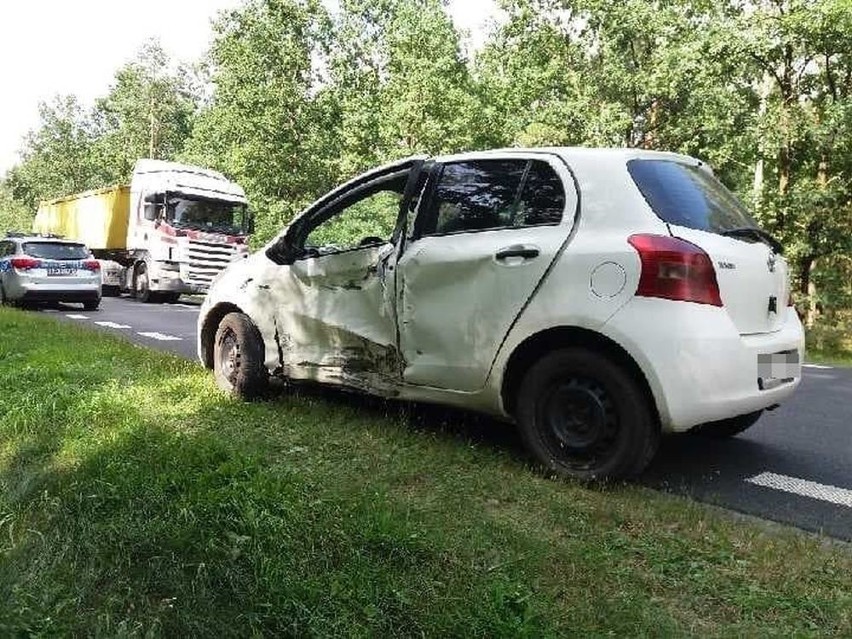 Wypadek dwóch samochodów na drodze krajowej numer 79 w...