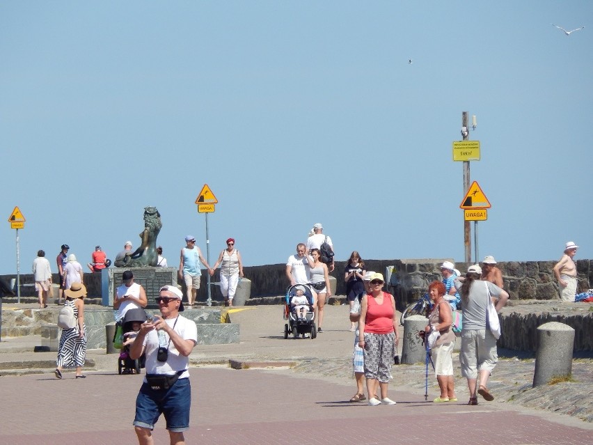 Na plaży w Ustce robi się coraz tłoczniej