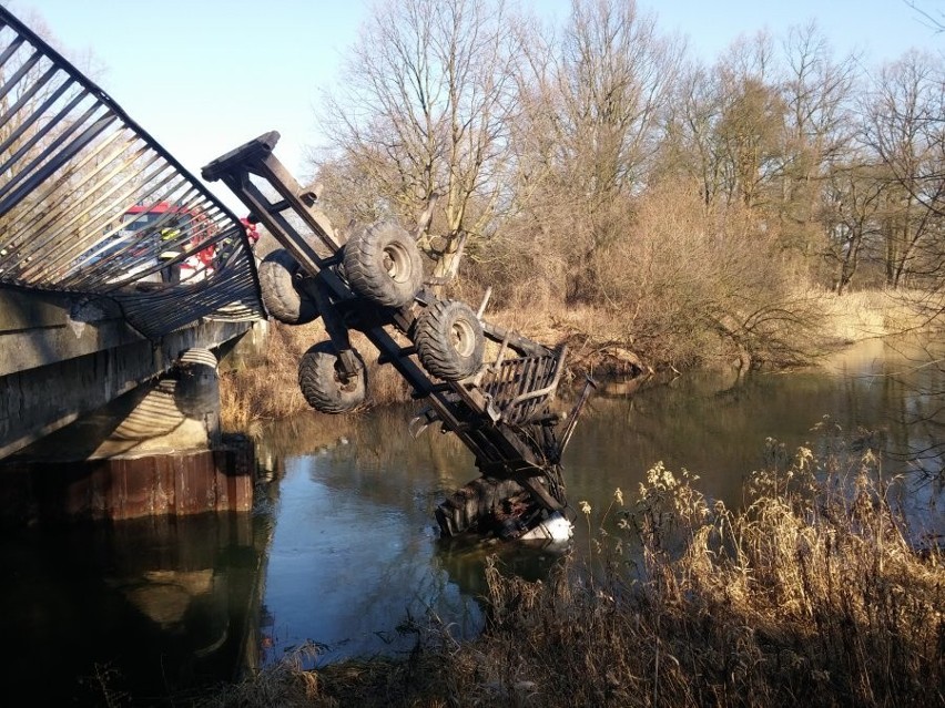 Traktor spadł do rzeki: Na widok ciągnika zakrytego przez...