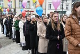 Uczniowie kościerskiego Ekonomika na Rynku miasta zatańczyli poloneza