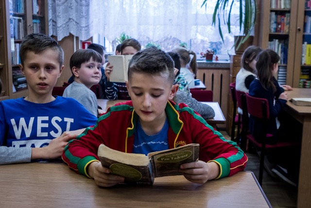 - Dla czwartoklasistów "Pan Tadeusz", dzieło Adama Mickiewicza to zbyt trudna lektura - twierdzą bydgoscy poloniści. Na zdjęciu uczniowie SP nr 18 w szkolnej bibliotece.