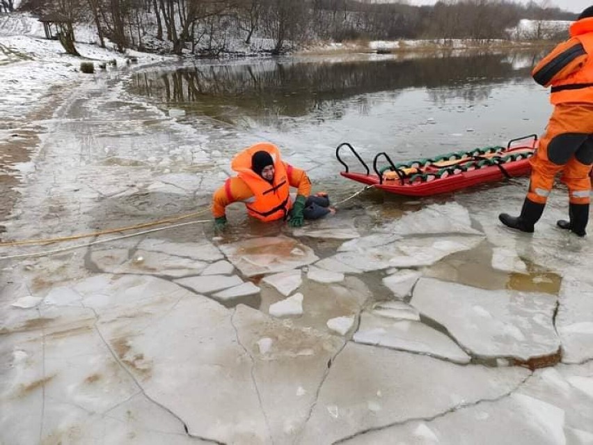 Strażacy z OSP w Dzierzgoniu ćwiczą na pokrytym lodem jeziorze Kuksy. ZDJĘCIA