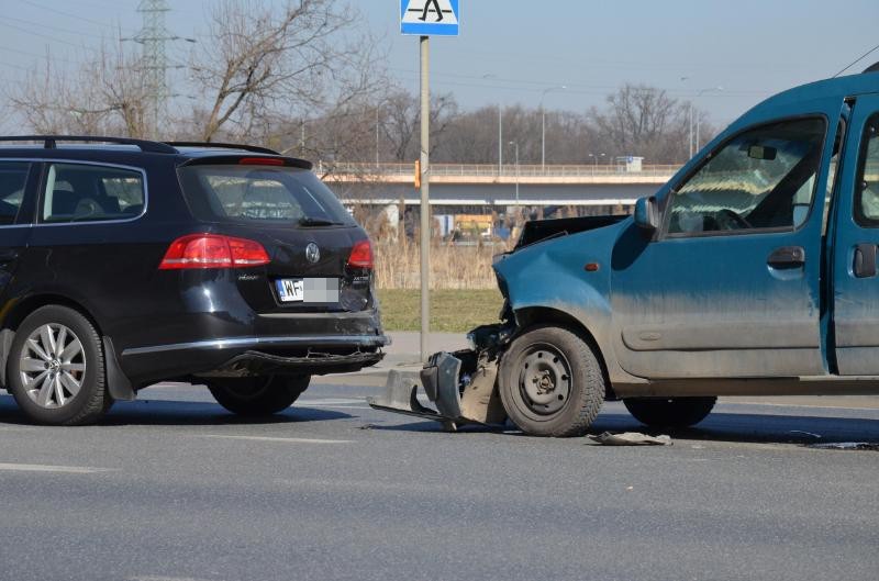 Wrocław: Wypadek na Popowickiej. Volkswagen zderzył się z renault (ZDJĘCIA)