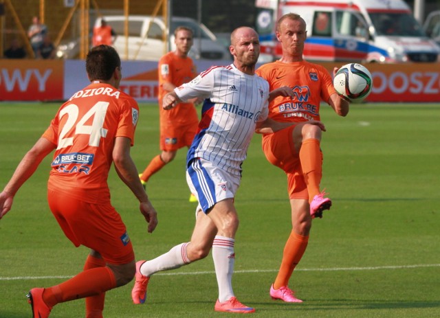 W meczu rundy jesiennej na stadionie w Mielcu zespół Termaliki Bruk-Betu (pomarańczowe stroje) pokonał Górnika Zabrze 3:0