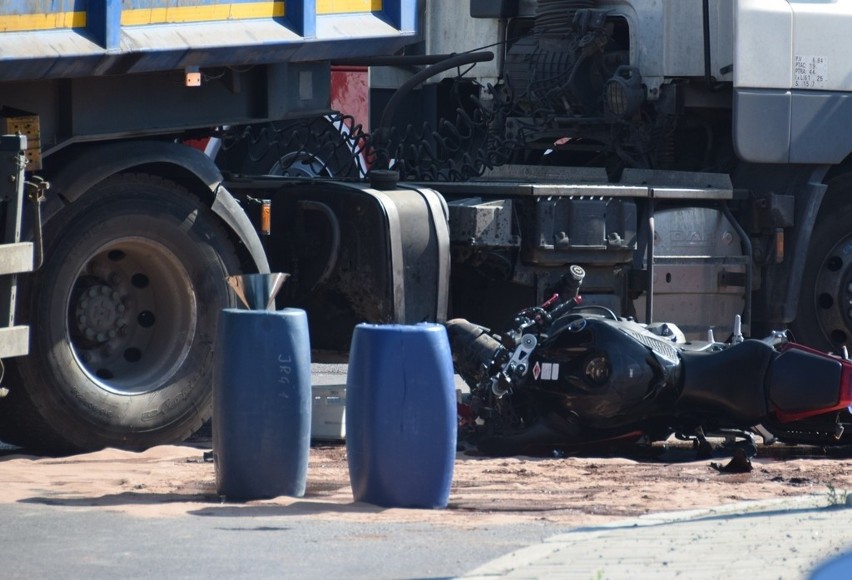 Tarnów. Wypadek na Krakowskiej. 23-letni motocyklista zginął po zderzeniu z ciężarówką [ZDJĘCIA]
