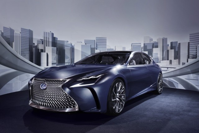 Zapowiedzią Lexusów zasilanych wodorowymi ogniwami paliwowymi był zaprezentowany na Tokyo Motor Show koncepcyjny model LF-FCFot. Lexus