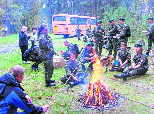 Na zakończenie sobotniego rajdu wszyscy kadeci z Lipin zebrali się przy ognisku na leśnej polanie, gdzie upiekli kiełbaski.