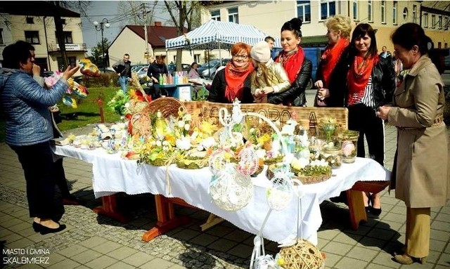 Panie z koła gospodyń w Topoli wygrały konkurs na najpiękniejszą palmę wielkanocną, przygotowały też okazałe stoisko na I Skalbmierskim Jarmarku Wielkanocnym.