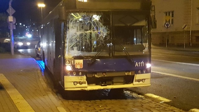 Autobus miejski linii nr 55 zderzył się z samochodem osobowym.