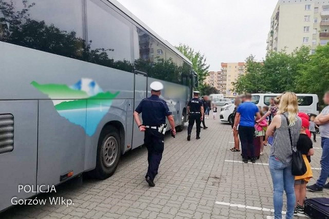 Niesprawnymi autobusami dzieci miały jechać na wakacje