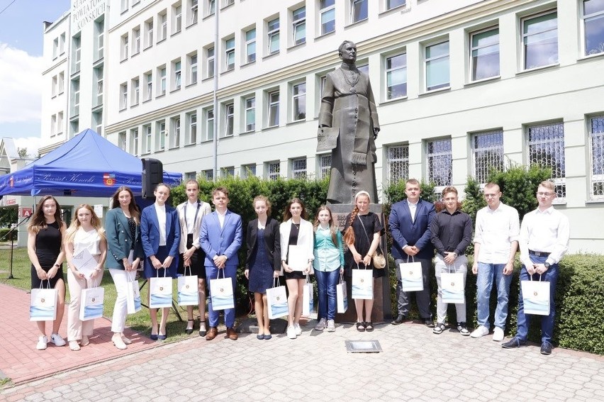 Pamiątkowe zdjęcia stypendystów. Na kolejnych zdjęciach...