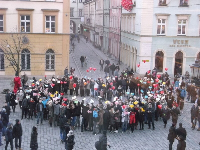 Wrocław: Ogromne serce - walentynka na Rynku (ZDJĘCIA)