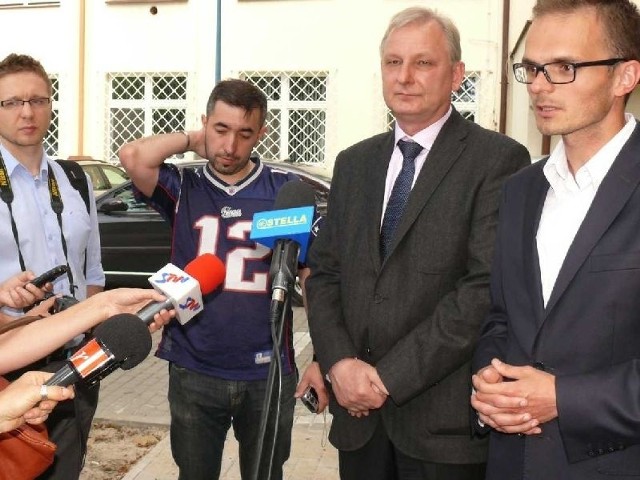 Na konferencji prasowej, od prawej starosta Robert Fila i nowy dyrektor szpitala Mirosław Leśniewski.
