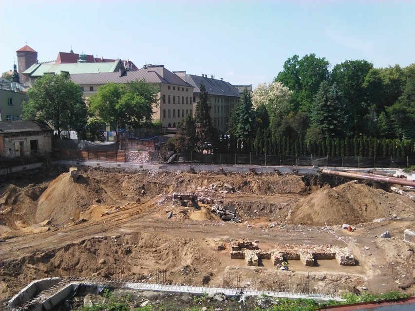 Kraków. Tysiąc szkieletów i skarb pod Wawelem nie wstrzymują budowy apartamentowca [ZDJĘCIA, WIDEO]