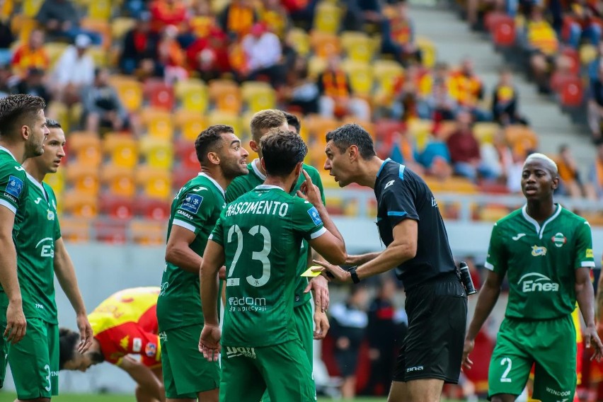 PKO Ekstraklasa. Kuriozalne błędy Krzysztofa Jakubika w meczu Jagiellonia - Radomiak. Sędziego uratował VAR