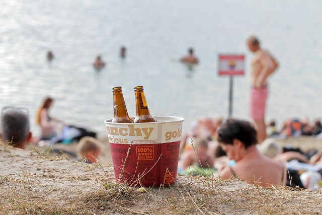 Śmieci to największy problem kąpieliska w Kryspinowie. Po upalnym weekendzie na plaży zostaje dywan odpadów