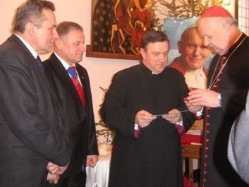 Kardynał Stanisław Dziwisz przekazuje relikwię Jana Pawła II...