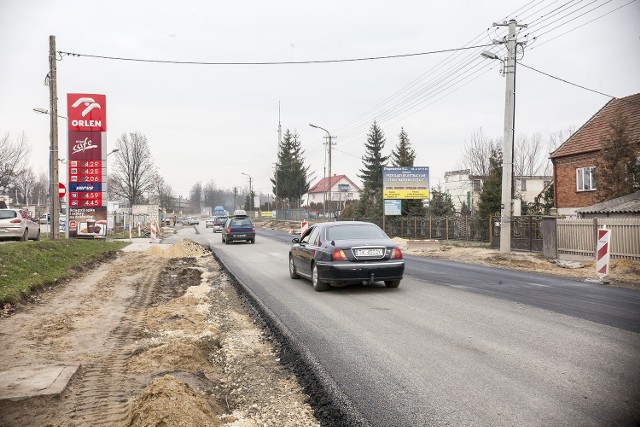 W środę skończono układać przedostatnią warstwę asfaltu na ulicy Nowowiejskiej w Pińczowie. Ścieralna ma zostać położona w piątek.