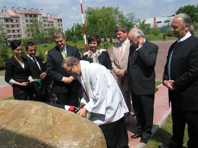 Odsłonięcie pamiątkowego obelisku z tablicą upamiętniającą beatyfikację Jana Pawła II