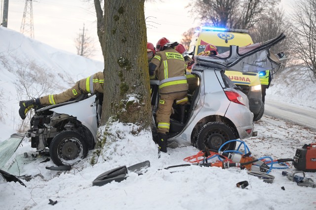 Na drodze powiatowej w Małych Lniskach samochód uderzył w drzewo. Kierowca z obrażeniami ciała trafił do szpitala