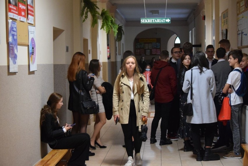I Liceum Ogólnokształcące imienia Mikołaja Reja w Jędrzejowie rozpoczęło rok szkolny. Było... wyjątkowo [WIDEO, ZDJĘCIA]