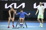 Novak Djoković na wózku inwalidzkim. Niecodzienne sceny w Australii