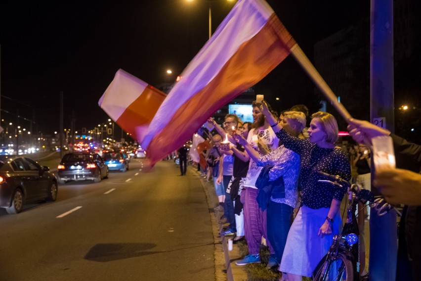 "Łańcuch Światła" w Krakowie. Protestujący wyszli na ulicę [ZDJĘCIA, WIDEO]