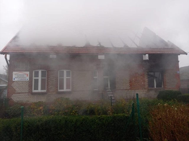 Pożar w domu w Gostkowie wybuchł w środę 17 listopada rano. Ogień znacznie uszkodził budynek. Na razie nie wiadomo, czy będzie można w nim ponownie zamieszkać