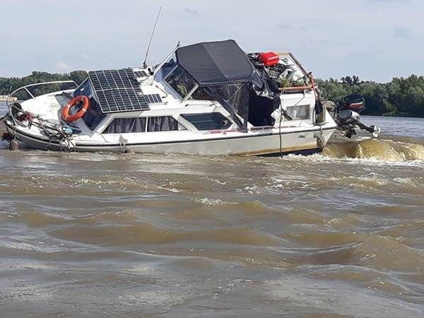 Łódź utknęła na dnie Wisły w pobliżu Świerży Górnych.