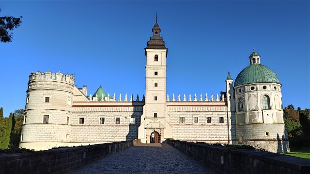 Zamek w Krasiczynie, pomimo licznych pożarów i wojen, zachował prawie niezmienioną sylwetkę, jaką nadano mu na początku XVII wieku.