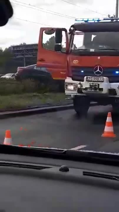 Wypadek na Basenie Górniczym w Szczecinie. Samochód osobowy na torach tramwajowych. Zderzyły się dwie osobówki - 7.09.2020